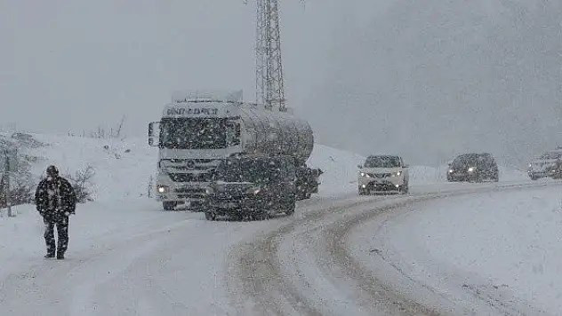 Kastamonu'da kar yağışı ulaşımda aksamalara yol açtı