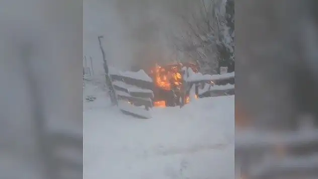 Kastamonu'da 2 katlı ahşap ev tamamen yandı