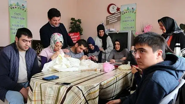 Kurslara katılan engelliler hem öğreniyor hem de eğleniyor