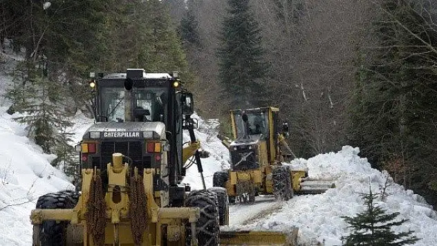 Kar savaşçıları, köyde mahsur kalan hasta iki genç kızı kurtardı