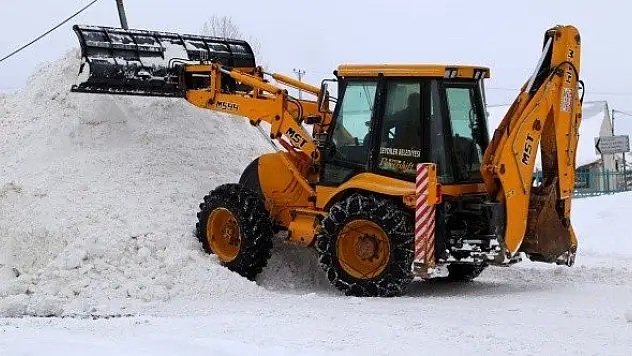 Seydiler'de toplanan karlardan 4 metre yüksekliğinde tepe oluştu