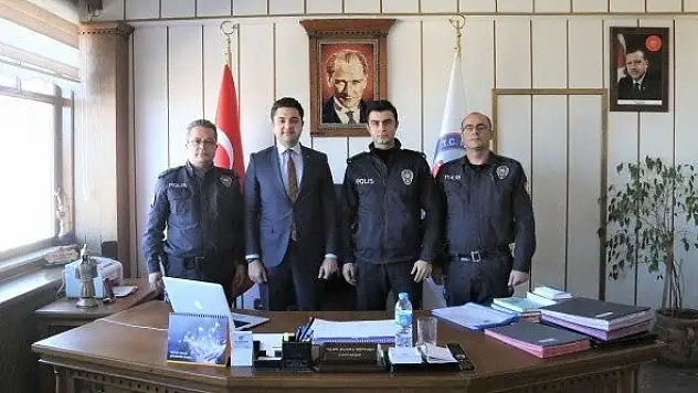 Yaşlı adamın dolandırılmasını önleyen polislere başarı belgesi