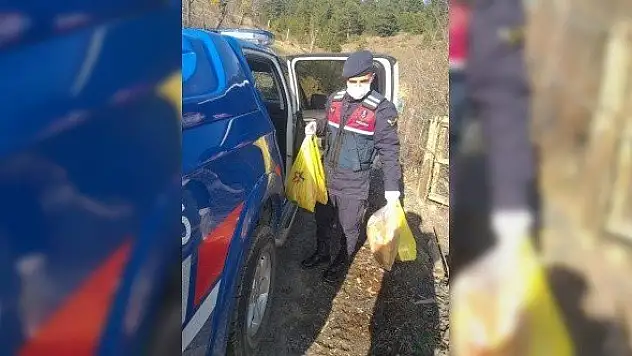Evinde kalan yaşlıların ihtiyaçları jandarma tarafından karşılandı