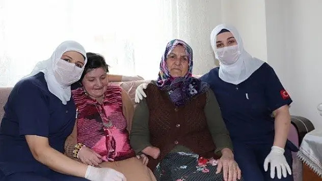 Evde bakım hizmeti alan yaşlıların evlerinde koronavirüs temizliği