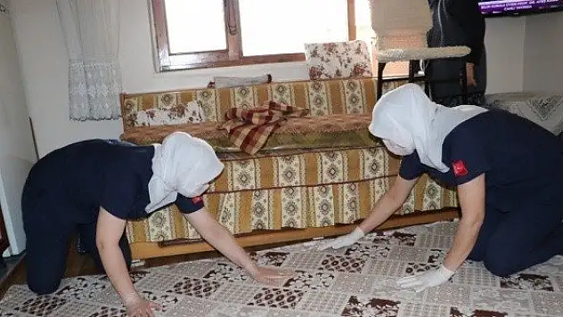 Evde kalan yaşlıları ziyaret edip, evlerini temizliyorlar