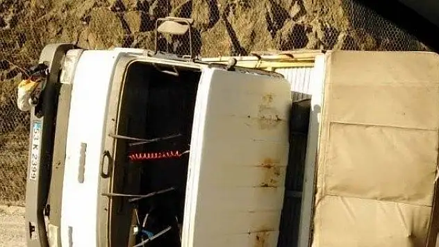 Tekstil malzemesi yüklü kamyon devrildi