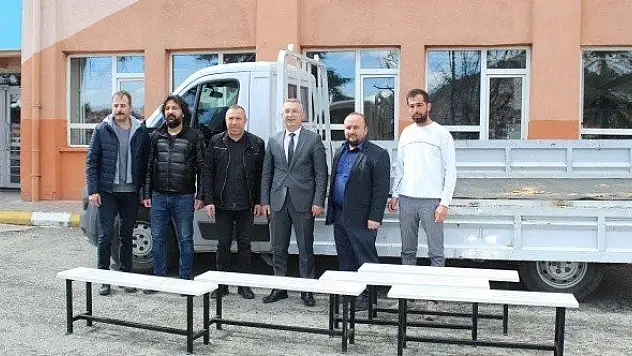 Tosya'da engelli öğrenciler için okullara bank dağıtıldı