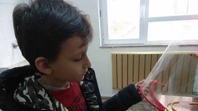 3 boyutlu yazıcıdan maske üretip sağlıkçılara hediye etti