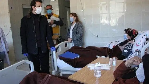 Açıkgöz, diyaliz hastalarını ziyaret ederek maske dağıttı