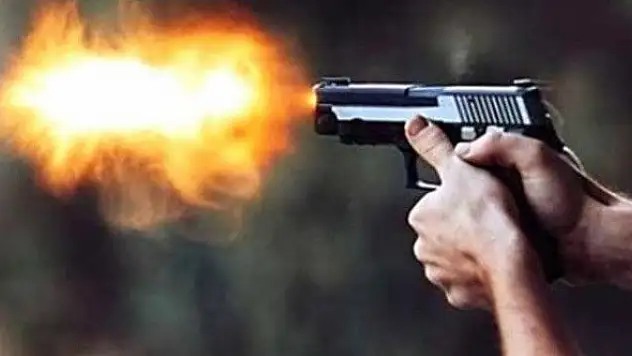 Alkol aldığı sırada arkadaşını vurdu