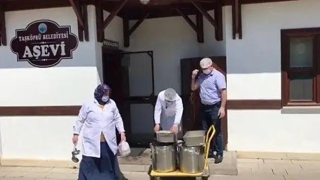 Başkan Çatal &quotHer gün 350 aileye iftar yemeği veriyoruz&quot