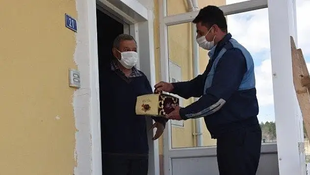 Başkan Çatal'dan emekli öğretmene doğum günü sürprizi