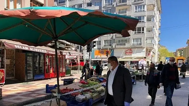Belediye ekipleri pazaryerinde maske ve eldiven dağıttı