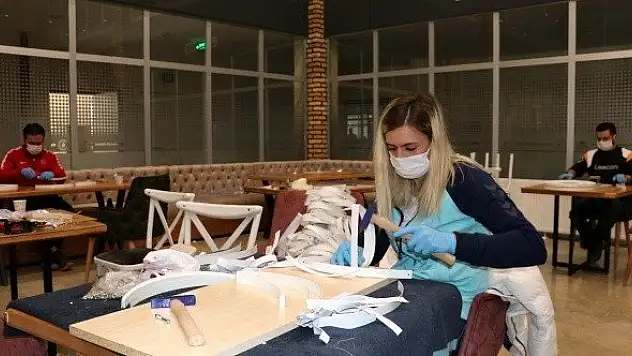 Güvenliğinden antrenörüne herkes sağlıkçılar için maske üretiyor