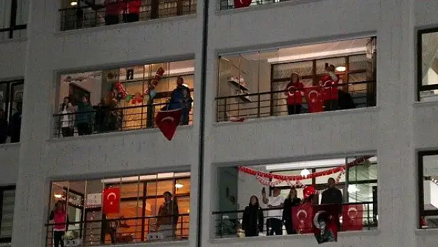 İstiklal Marşı 23 Nisan coşkusuyla balkonlardan seslendirildi