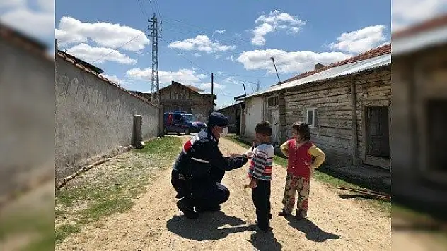 Jandarma köyde yaşayan çocukların bayramını kutladı