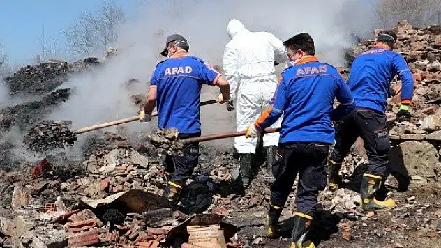 Kastamonu'da çıkan yangında 3 katlı ev yandı