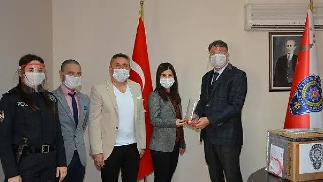 Kastamonu'da öğretmenler, polisler için siperlik üretti