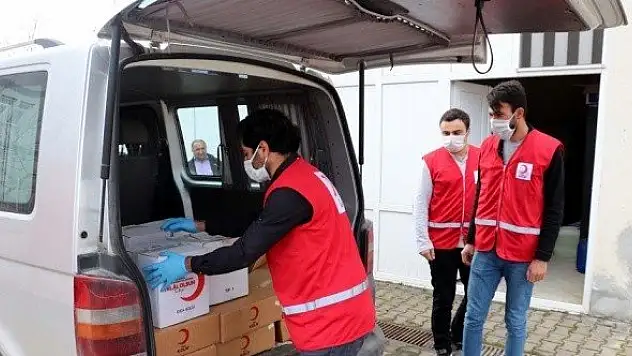 Memleketlerine gitmek yerine yardım kolisi dağıtıyorlar