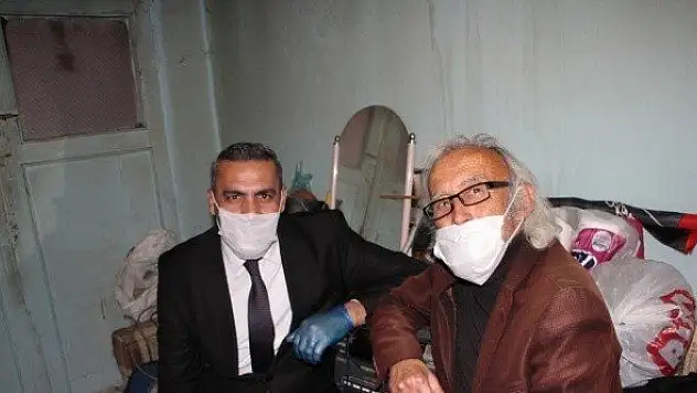 Evde tek başına morali bozulan amcaya Kaymakamlık sohbete gitti