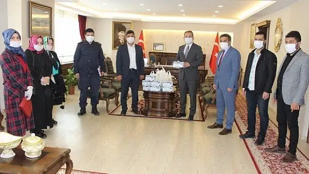 Tosya'da emniyet güçleri ve sağlık çalışanlarına gıda paketi verildi