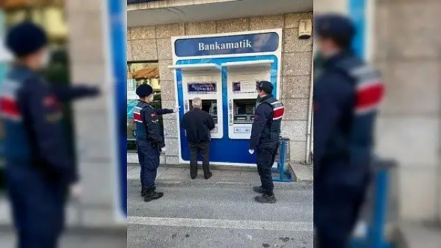 Yaşlı adam dolandırılmaktan son anda kurtarıldı