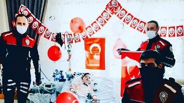 Yatağa bağımlı olan küçük Kaan Çınar'ın bayramını evinde kutladılar