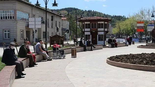 65 yaş ve üzeri vatandaşların sokağa çıkma saatleri değişti