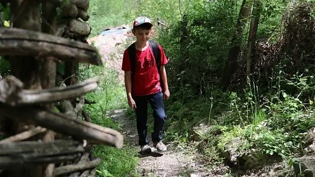 Canlı yayınlanan derslere katılmak için her gün bir kilometre yürüyor