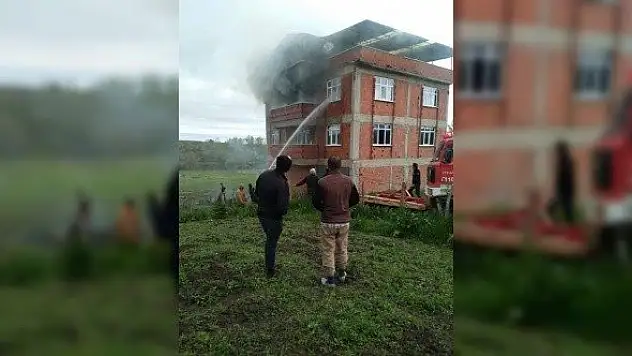 Devrekani'de 3 katlı evin çatı katında yangın çıktı