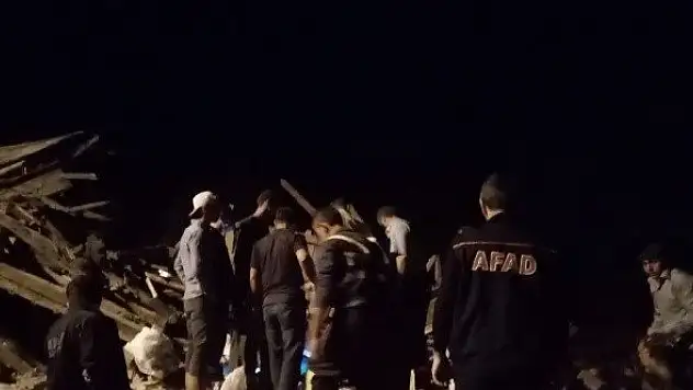 Evi çöktü! Altındaki ahırda bulunan hayvanları telef oldu