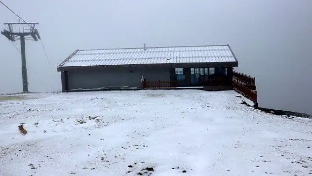 Ilgaz Dağı mayıs sonunda yağan karla beyaza büründü