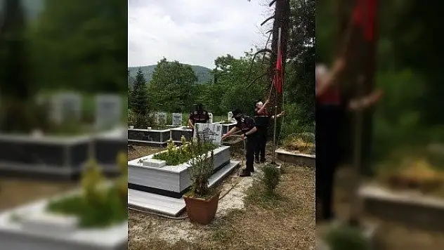 Jandarma ekipleri bayram öncesi şehit kabirlerinin bakımını yaptı