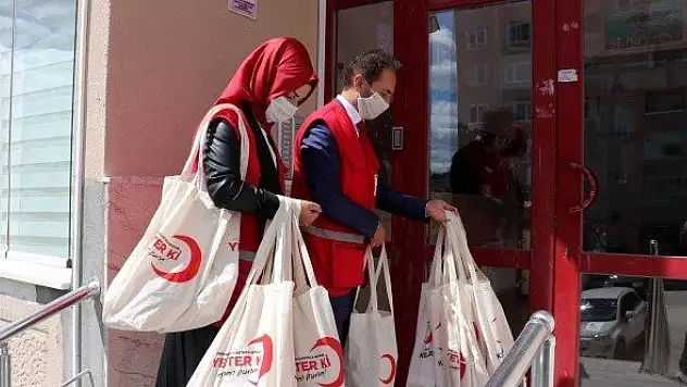 Kapı kapı dolaşıp 20 bin maske ile çekme helva dağıttılar