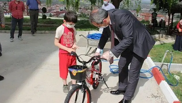Karantinadaki çocuğa Kaymakam Pişkin bisiklet hediye etti