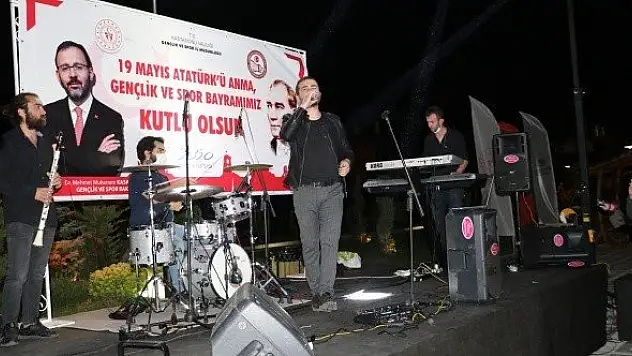 Kastamonu'da 19 Mayıs konseri balkonlardan izlendi