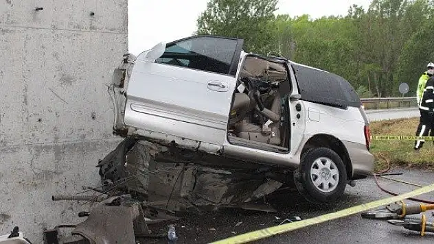 Kastamonu'daki kazada otomobil ikiye bölündü: 2 ölü, 1 yaralı