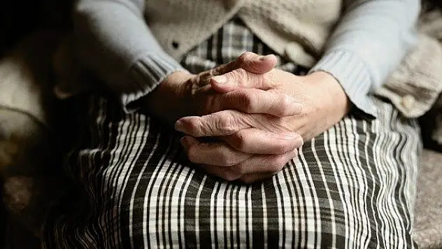 Koronavirüs yaşlıları mı gençleri mi daha çok etkiliyor?