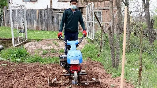 Köy imamı gurbetteki köylülerin işlerini gönüllü olarak yapıyor