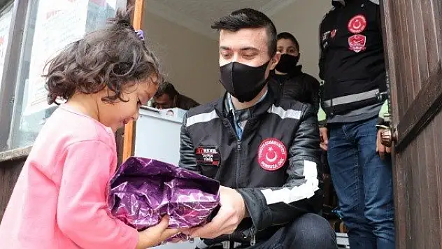 Motosikletli iyilikseverler 400'den fazla çocuğun yüzünü güldürdü