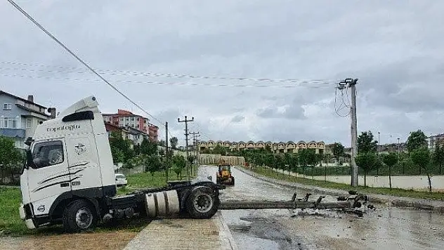 Kayganlaşan yolda duramayan tır, elektrik direğine çarptı