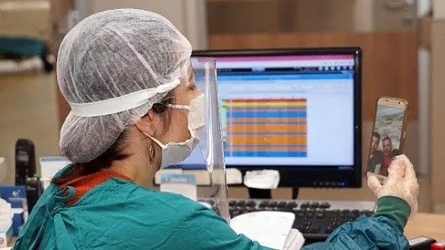 Koronavirüs tedavisi gören hemşire, alkışlarla tekrar görevine başladı