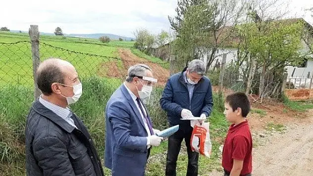 Köylerden kitaba ulaşamayan öğrencilere kitap dağıtıldı
