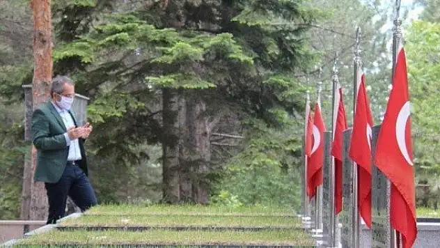 Tosya Kaymakamı şehitliği ziyaret etti