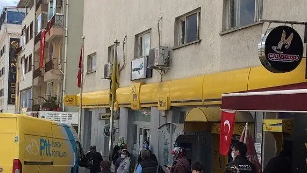 Tosya PTT şubesi maaş ödemelerinin yoğunluğunu yaşıyor