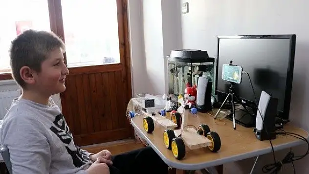 Uzaktan eğitim sürecinde vazgeçmedikleri deneyleri eve sığdırdılar