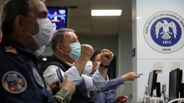 Bakan Akar böyle izledi! Hedefler yerle bir edildi