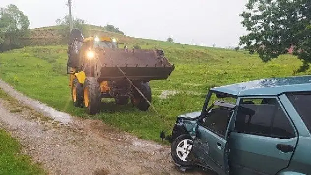 Yolda oluşan su birikintisi kazaya neden oldu