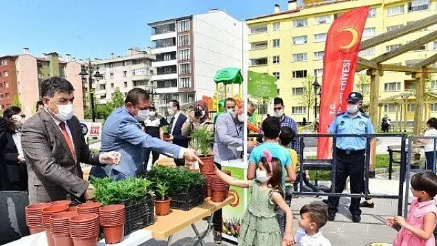 Kastamonu Belediyesi, çocuklara 15 bin çiçek fidesi dağıttı
