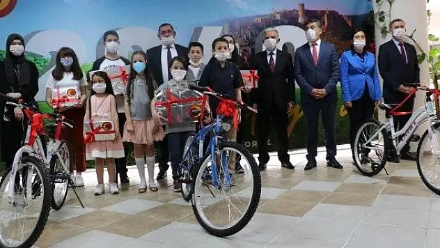 Kastamonu'da öğrenciler Kovid-19'la ilgili 2040 yılına not düştü